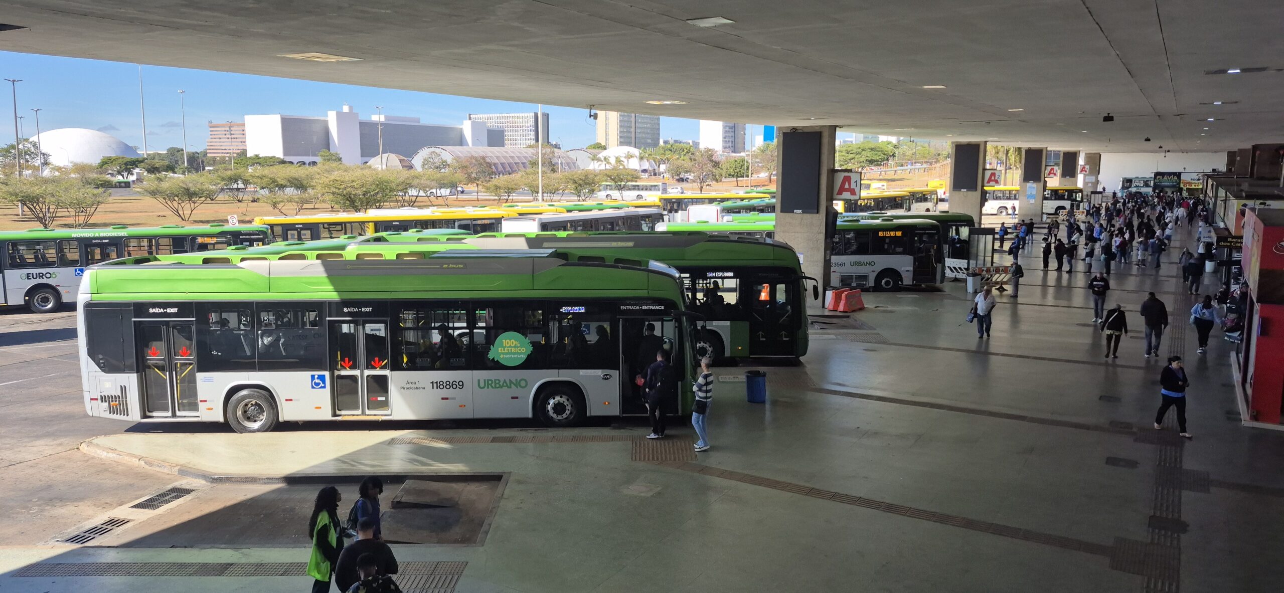 Pesquisa aponta que 41,9% dos brasilienses trocariam o carro pelo transporte público se a tarifa fosse gratuita