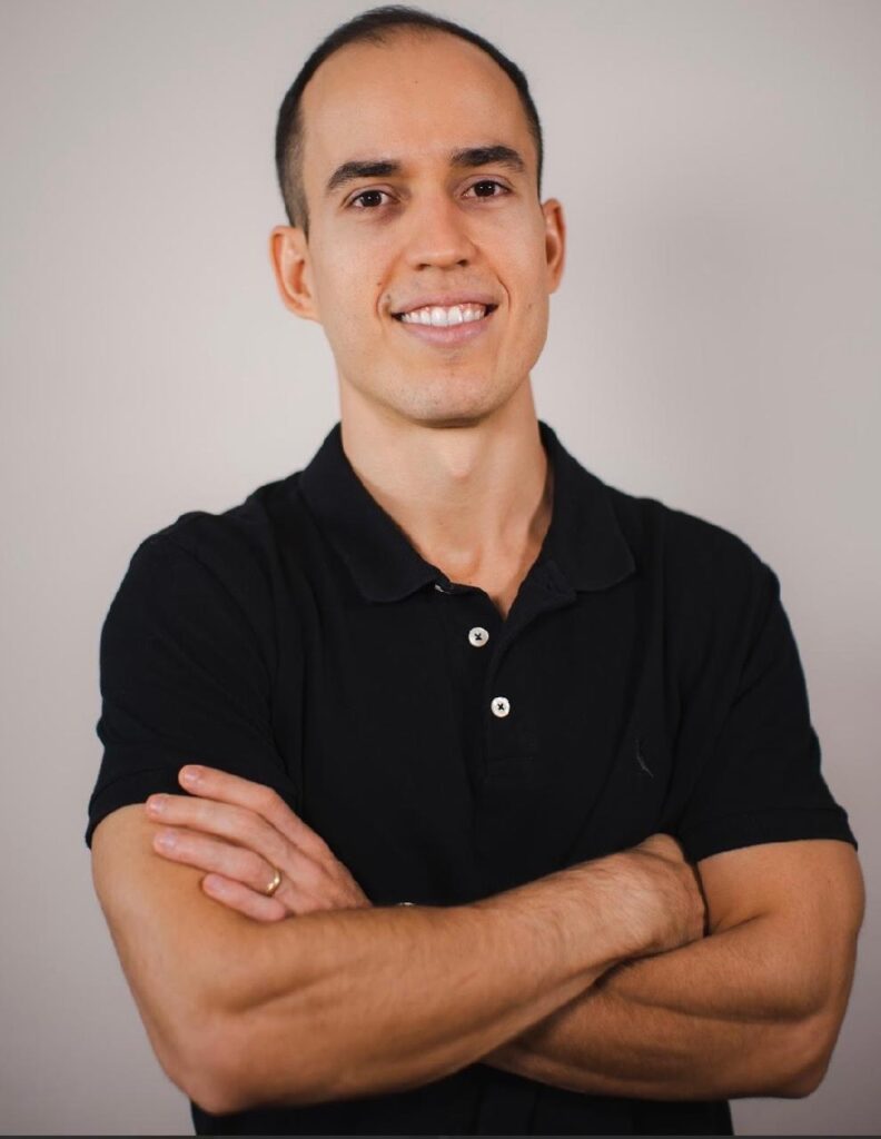 Inteligência Artificial está redefinindo a advocacia. O especialista Fernando Gomes Xavier explica como a IA otimiza a gestão e a produção jurídica, transformando advogados em estrategistas. Saiba como não ficar para trás nesta revolução no Direito.