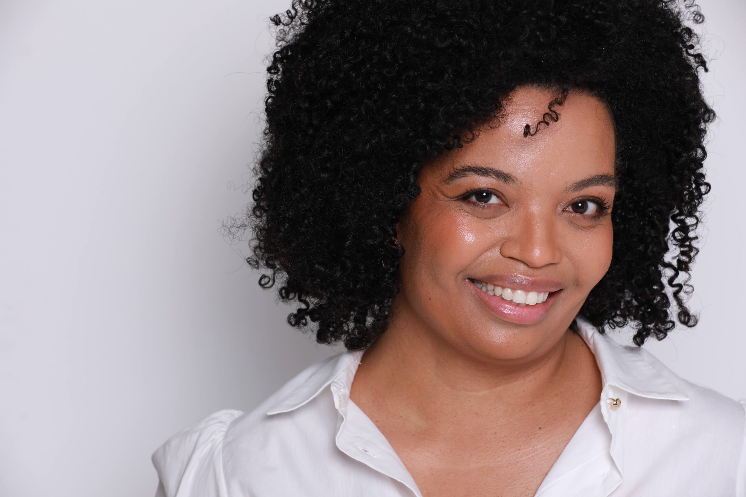 O SBT News, novo canal de notícias do Grupo Silvio Santos, contrata a jornalista Basília Rodrigues como analista de política. Com 18 anos de carreira e especialização na cobertura política e do Judiciário, Basília, ex-CBN e CNN Brasil, reforça o time que busca credibilidade e relevância nacional. A contratação é um marco para o jornalismo político na TV aberta e sinaliza a aposta do SBT em conteúdo aprofundado para seu novo projeto multiplataforma.