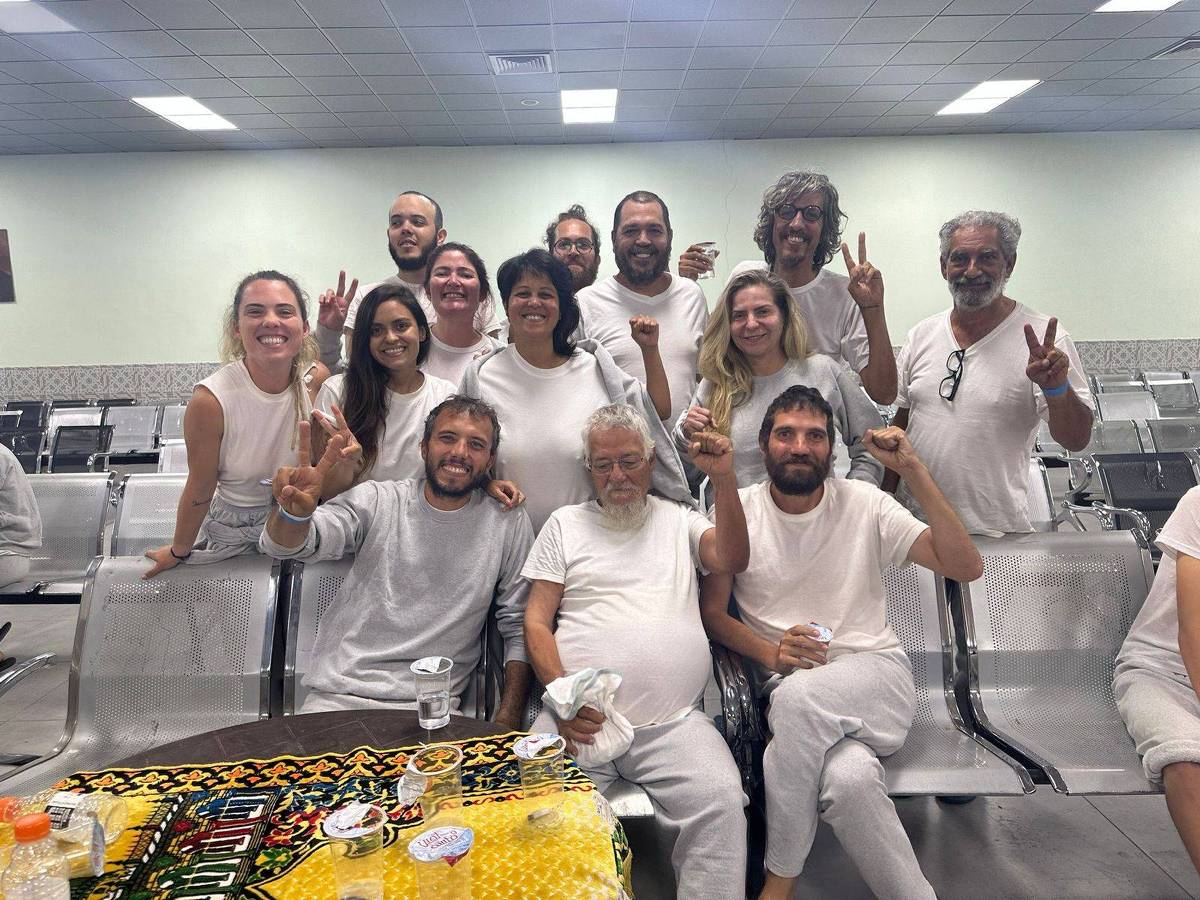 brasileiros de flotilha para gaza chegam a são paulo após prisão e deportação de israel