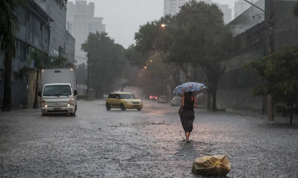 Inmet emite alerta vermelho para tempestade no Sul do País