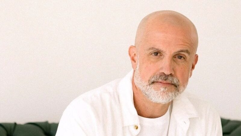 "Nesta coluna, a jornalista Analice Nicolau explora o conceito de networking estratégico com o especialista Leandro Herculano, sócio-diretor da Elementar Comunicação. Descubra a diferença entre o networking tradicional e o estratégico, e aprenda a transformar contatos em parcerias de negócios duradouras. O artigo aborda técnicas de social selling, a importância da escuta ativa, como usar o LinkedIn para construir autoridade e os erros mais comuns a serem evitados, como a abordagem transacional e a falta de autenticidade. Entenda por que agregar valor é mais importante do que buscar ganhos imediatos e como um follow-up consistente pode acelerar sua carreira e fortalecer sua reputação profissional