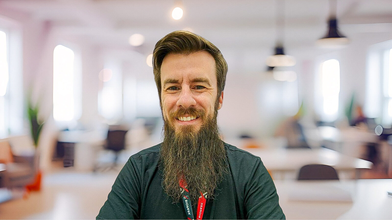 A jornalista Analice Nicolau mergulha no universo da inteligência artificial e mostra como ferramentas acessíveis, como o ChatGPT, estão capacitando pequenos empreendedores no Brasil. Descubra por que ignorar essa tecnologia não é mais uma opção e como a automação de tarefas pode devolver aos gestores o tempo necessário para focar no crescimento, na estratégia e, principalmente, na conexão humana. Uma análise profunda sobre como a IA está democratizando a competitividade e libertando o potencial criativo dos negócios locais