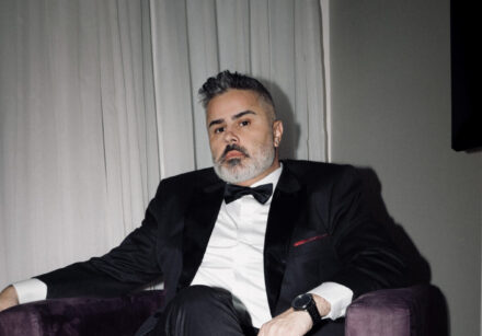 "Conheça a trajetória de Betinho Alves, o estrategista por trás de grandes nomes do show business. A coluna de Analice Nicolau revela como sua visão transformou a assessoria de imprensa no Brasil, conectando artistas e marcas para construir carreiras globais de sucesso."