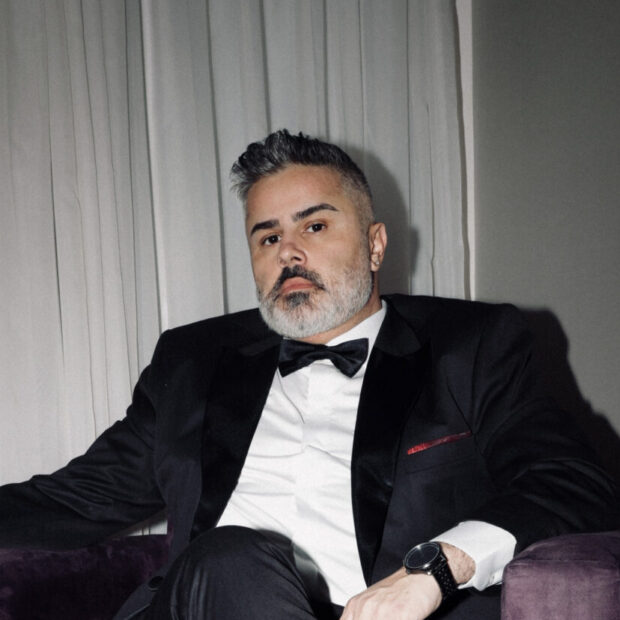 "Conheça a trajetória de Betinho Alves, o estrategista por trás de grandes nomes do show business. A coluna de Analice Nicolau revela como sua visão transformou a assessoria de imprensa no Brasil, conectando artistas e marcas para construir carreiras globais de sucesso."