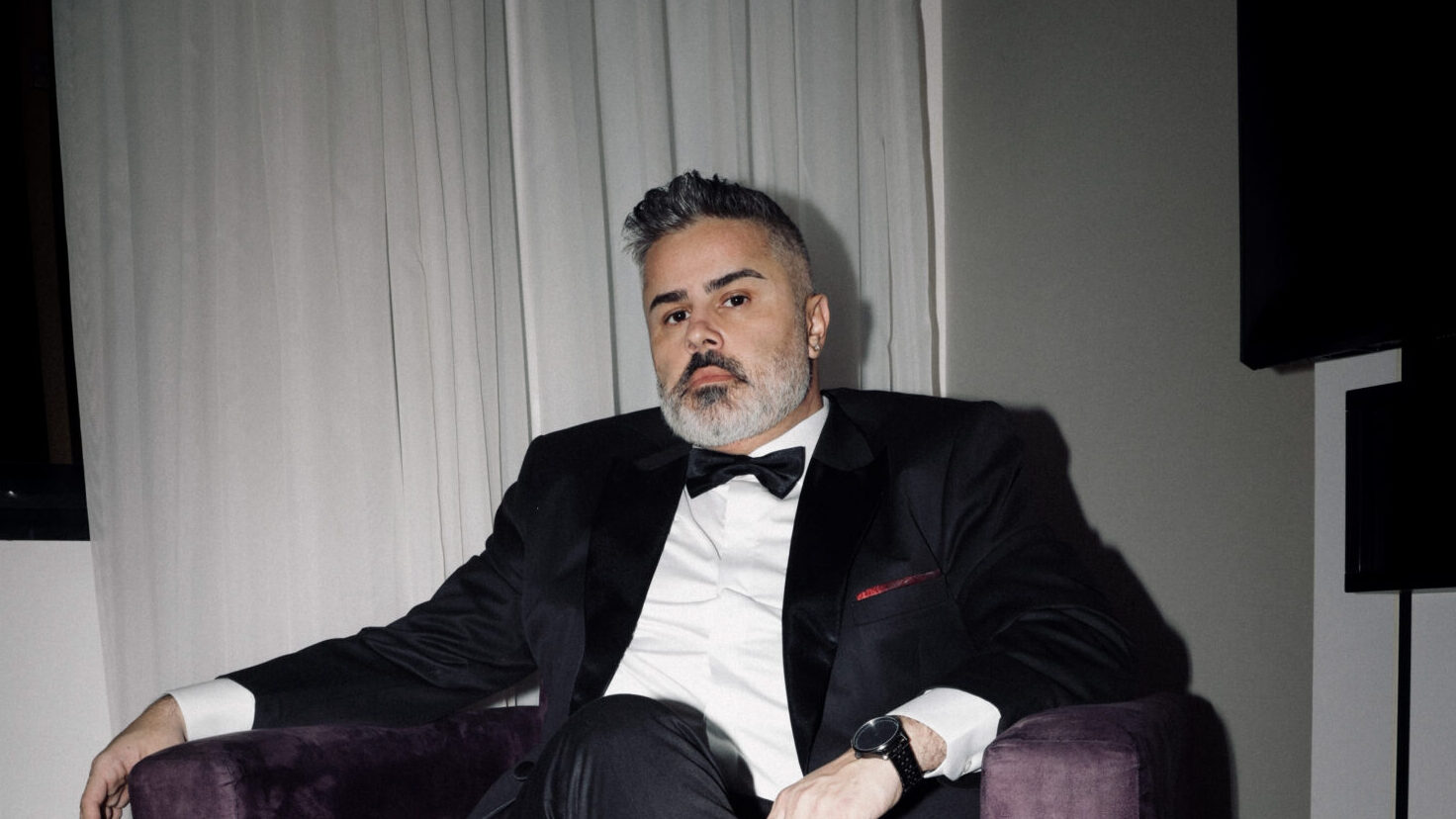 "Conheça a trajetória de Betinho Alves, o estrategista por trás de grandes nomes do show business. A coluna de Analice Nicolau revela como sua visão transformou a assessoria de imprensa no Brasil, conectando artistas e marcas para construir carreiras globais de sucesso."