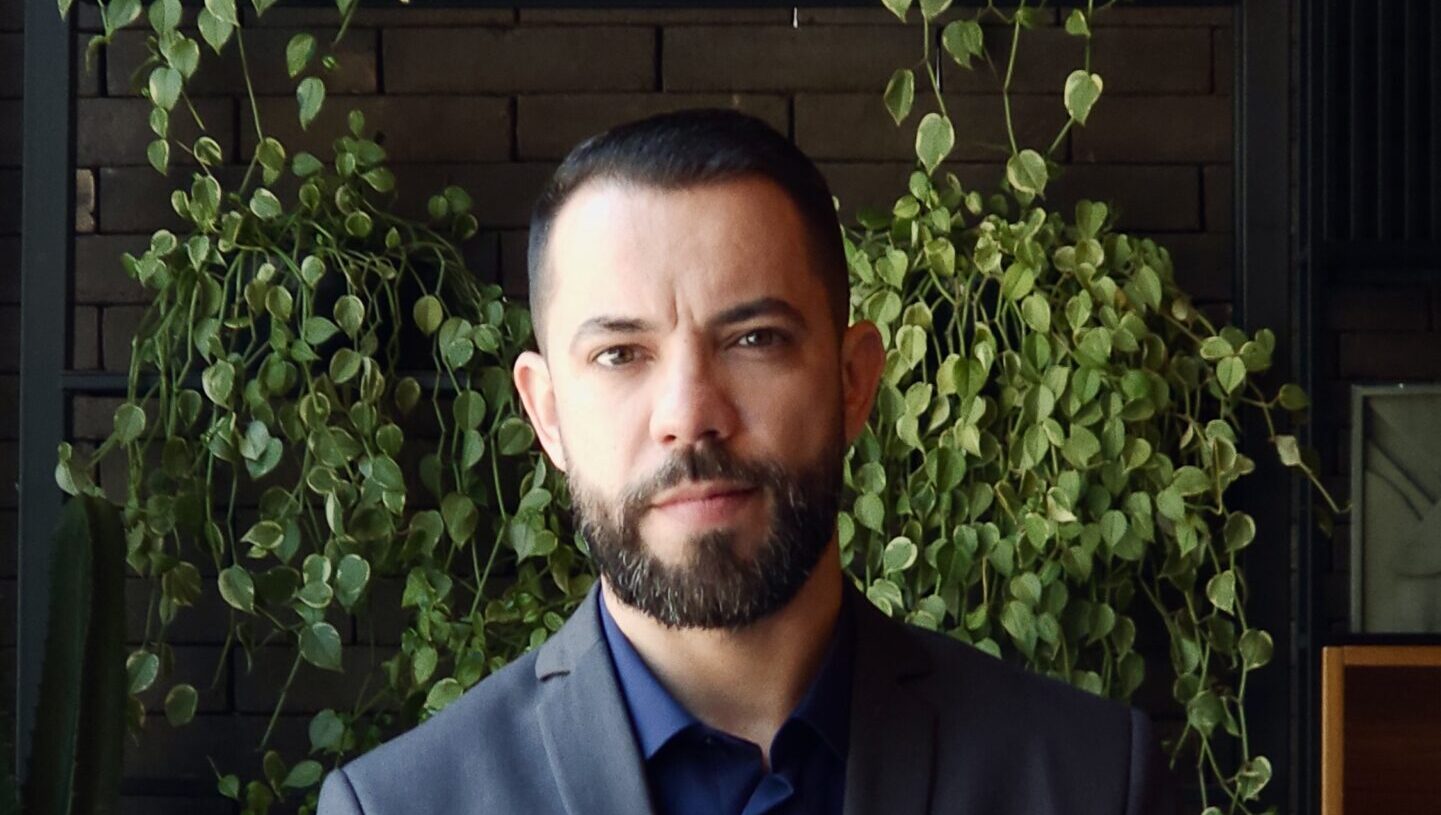 "Descubra a transformação do mercado de luxo no Brasil com Rodrigo Mattos. Em entrevista exclusiva para a coluna de Analice Nicolau, o especialista revela como propósito, autenticidade e experiências personalizadas estão redefinindo o que é o verdadeiro luxo. Uma história inspiradora sobre superação, carreira e a busca por um legado com significado."