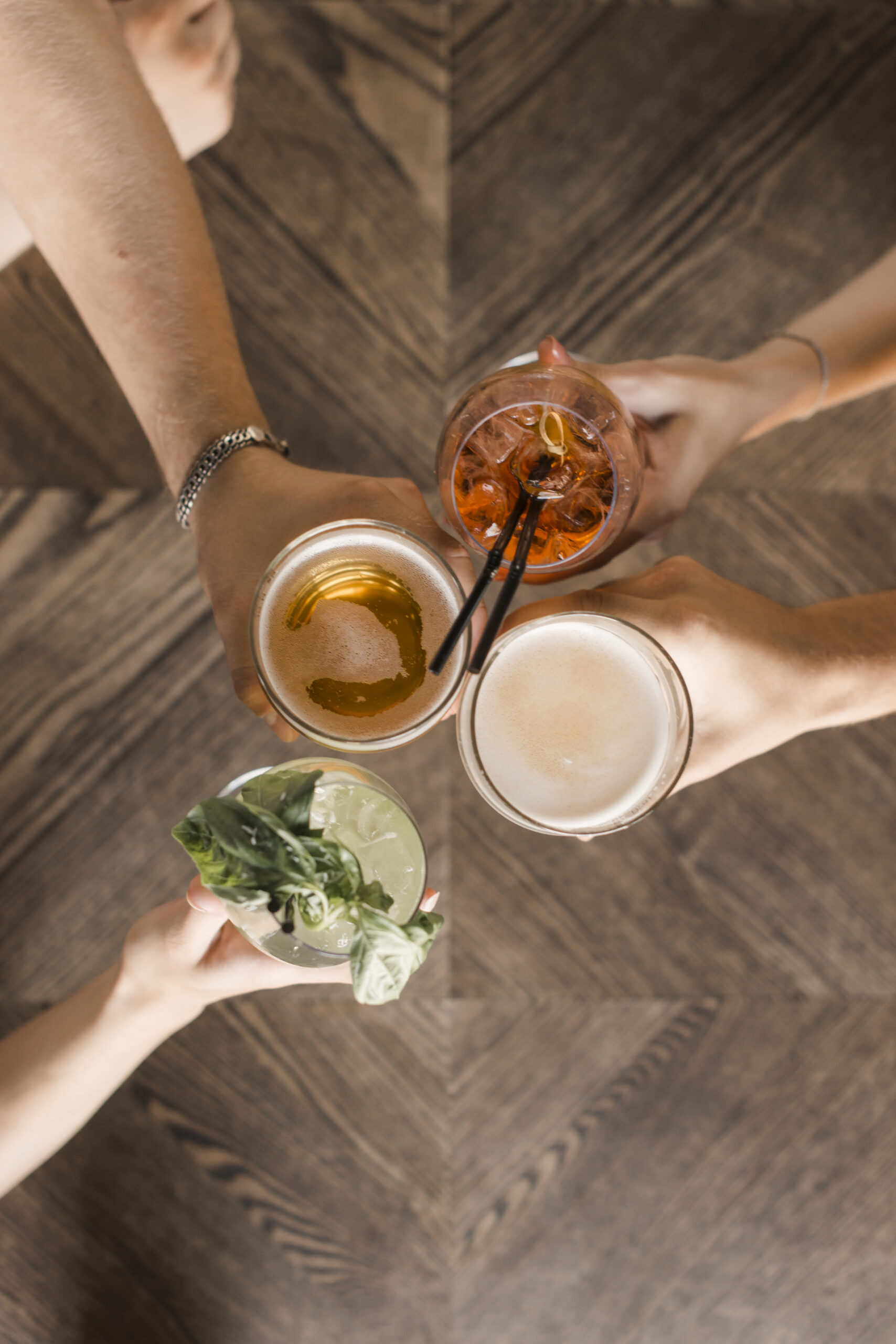 visao aerea de amigo maos brindar bebidas