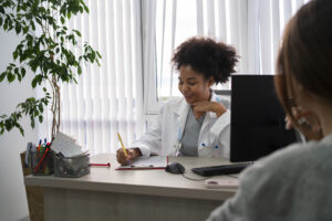 medico sorridente de vista lateral tomando notas