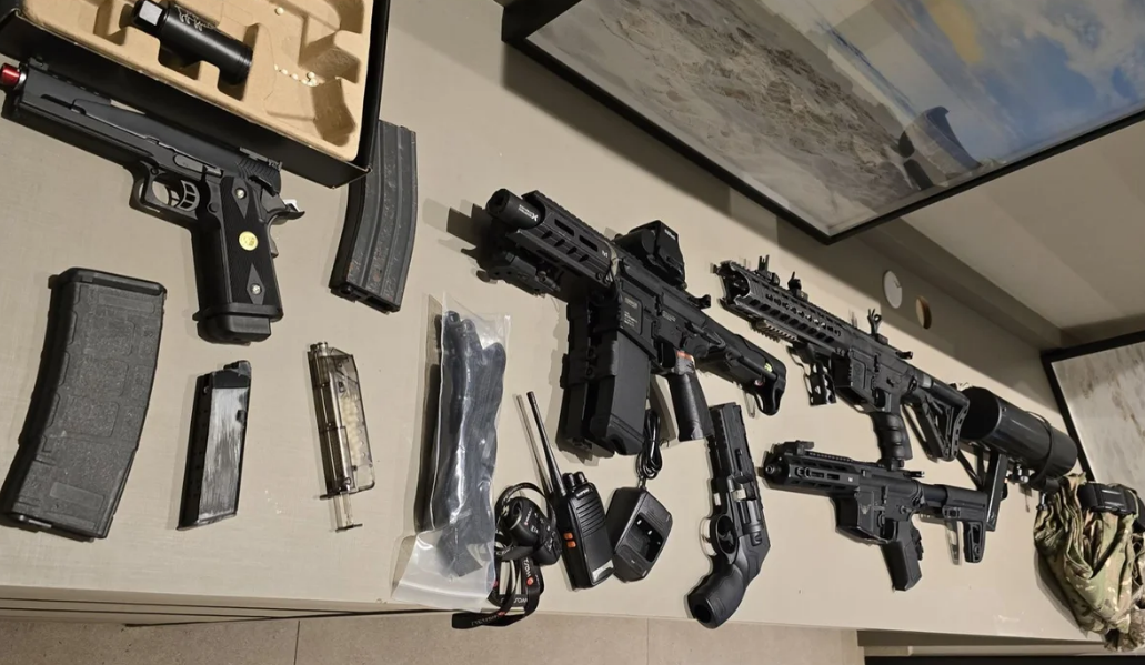 PF encontra arsenal de guerra na casa do influenciador Buzeira durante operação