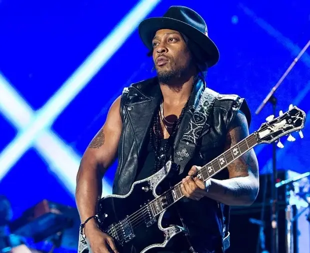 o musico dangelo que fez sucesso nos anos 1990 morreu aos 51 anos 1760462909683 v2 900x506.jpg