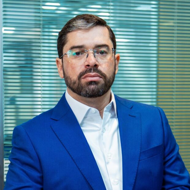 Análise aprofundada sobre a gestão visionária de Gustavo Assis, CEO do Asset Bank, e sua liderança na expansão dos Fiagros. A matéria destaca como sua estratégia inovadora apoia o agronegócio brasileiro, conectando produtores rurais a investidores por meio do crédito estruturado. O texto contextualiza o cenário atual do mercado, a importância dos Fiagros para a economia e o papel do Asset Bank no fortalecimento do setor, com foco em desenvolvimento sustentável e segurança para os investidores. Para leitores que buscam entender as novas dinâmicas do mercado financeiro e as oportunidades no agronegócio, esta análise traz insights valiosos sobre inovação, gestão e impacto econômico.