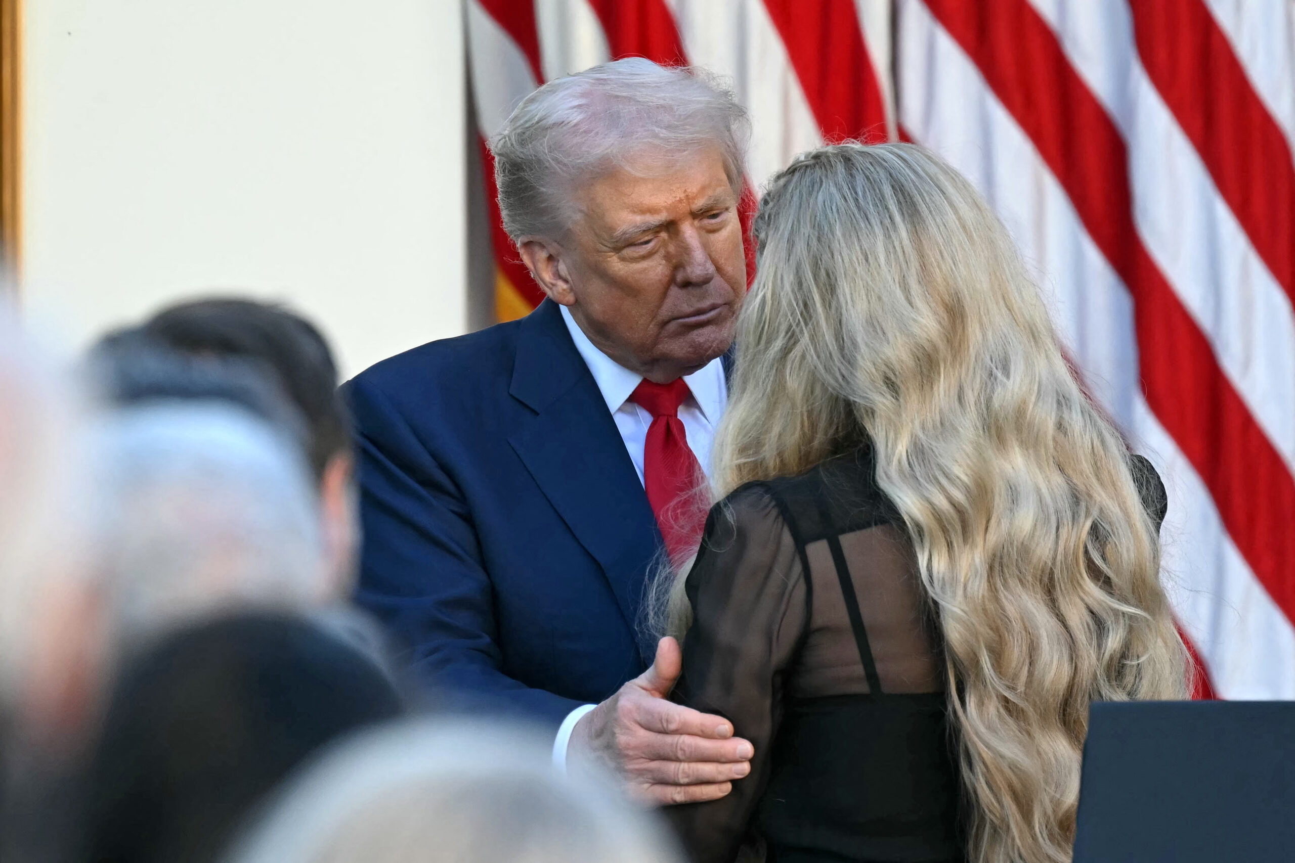 Em cerimônia póstuma, Trump condecora Charlie Kirk como ‘mártir’