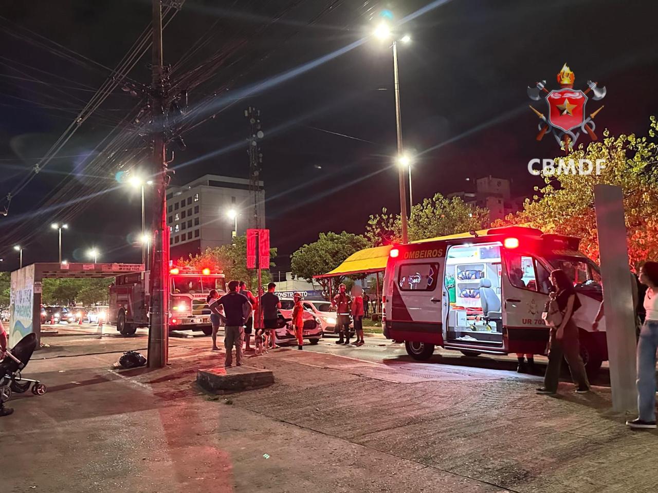 Colisão entre carros provoca bloqueio parcial de via em Samambaia