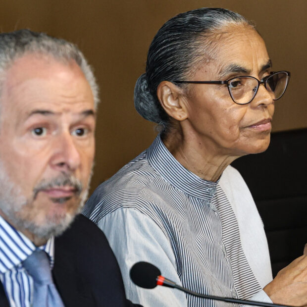 brasília (df), 14/10/2025 o presidente da cop30, embaixador andré corrêa do lago, e a ministra do meio ambiente, marina silva, participa de plenária no segundo dia da pré cop30. foto: marcelo camargo/agência brasil