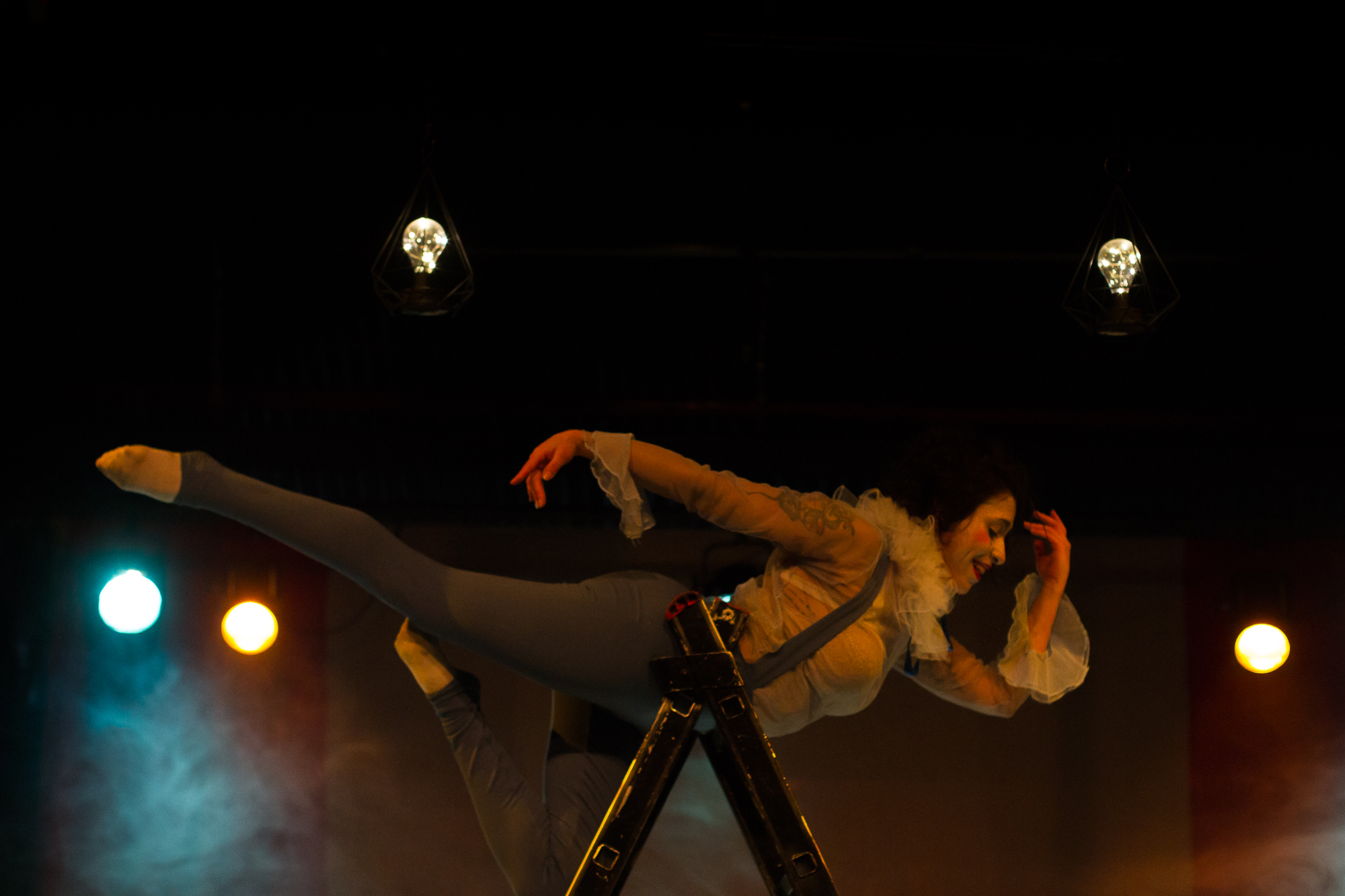 Grupo Pele leva poesia, dança e acrobacias à CAIXA Cultural
