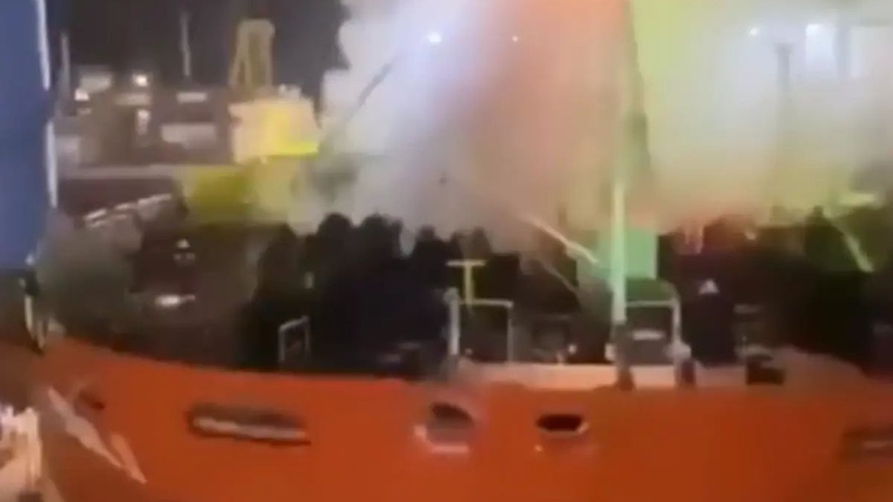 Dez mortos e 21 feridos em incêndio em navio petroleiro na Indonésia