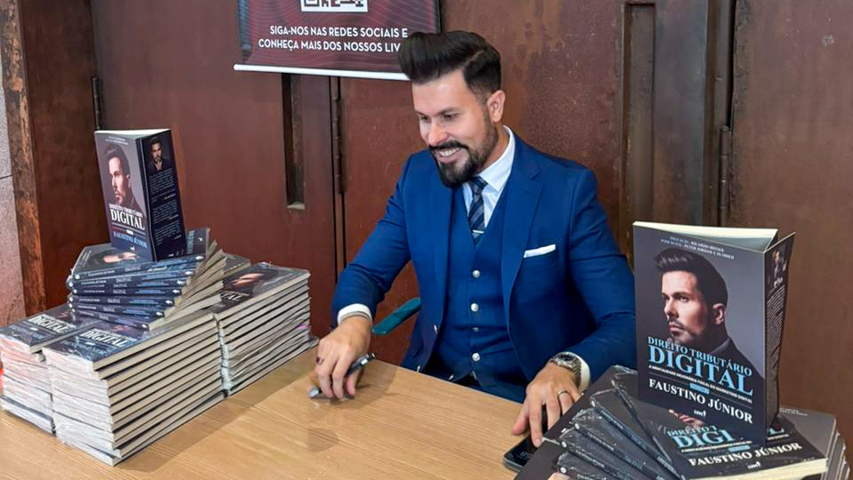 Análise sobre a coleção "Direito Tributário Digital", do advogado Faustino Júnior, que estreou como best-seller na Amazon. A matéria explora como a obra redefine o planejamento fiscal para o mercado de marketing digital, infoprodutos e e-commerce, abordando a "mentalidade milionária fiscal" e os impactos da Reforma Tributária. Um texto essencial para empreendedores digitais, advogados e profissionais de finanças.