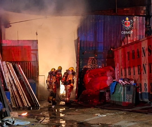 Incêndio atinge ferro-velho em Ceilândia