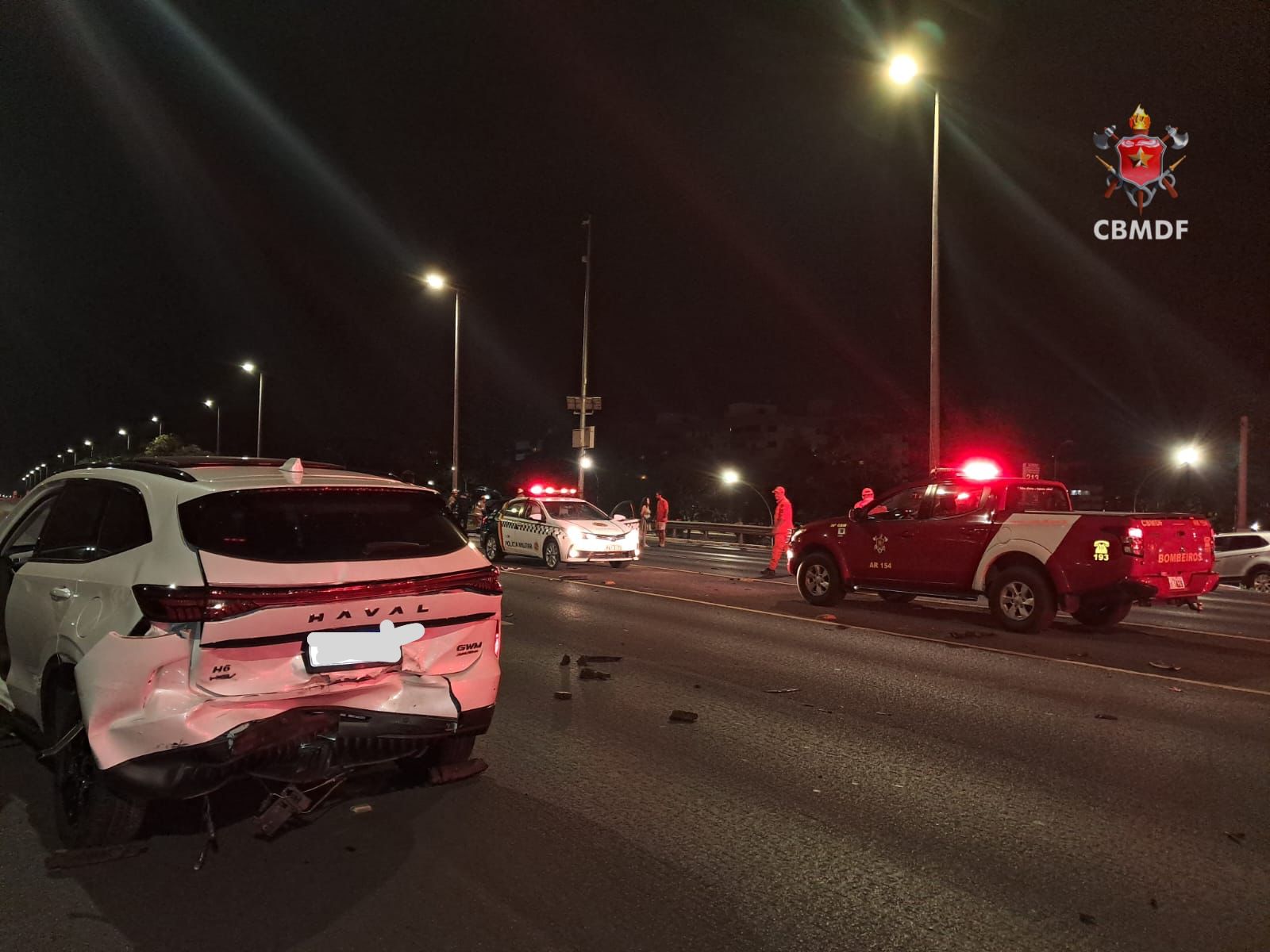 Colisão entre dois carros deixa eixão norte interditado