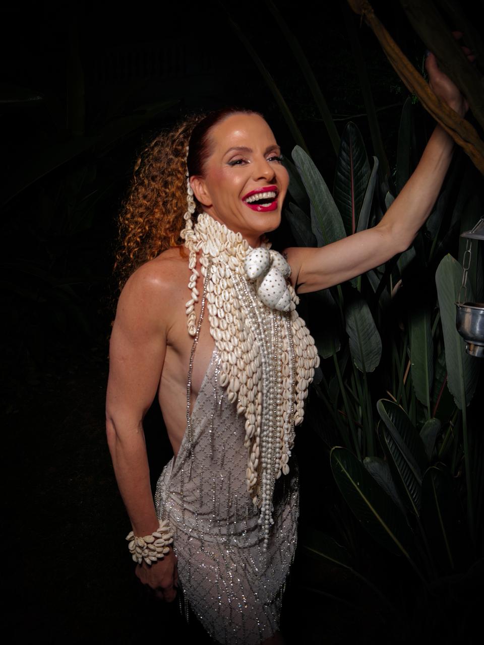 Rainha da Unidos do Jacarezinho Karen Lopes se veste de Oxalá e detona intolerância religiosa no carnaval