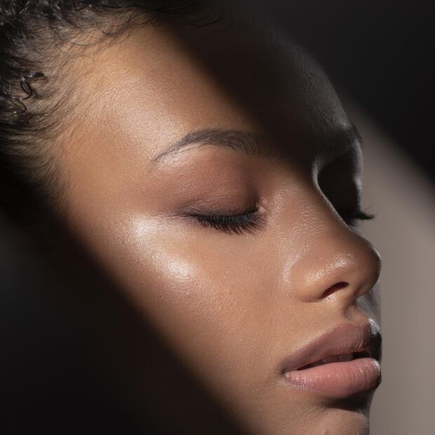 retrato de uma linda mulher negra com sombras misteriosas