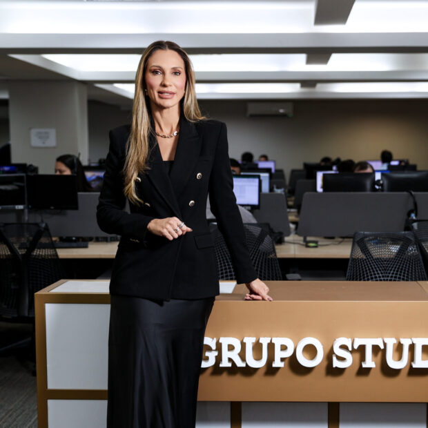 Na minha coluna desta semana no Jornal de Brasília, apresento o case do Grupo Studio, impulsionado pela visão estratégica da diretora Juliana Tescaro. Ela compartilha como a integração de serviços e uma mentalidade focada em visão sistêmica foram cruciais para transformar complexidade em oportunidade. A análise também aborda um movimento fundamental no mercado: o avanço da liderança feminina em setores técnicos. Juliana acredita que a cooperação e a inteligência coletiva, valores frequentemente associados à gestão feminina, são o novo motor da competitividade. Um insight poderoso para líderes que buscam crescer mesmo sob pressão.