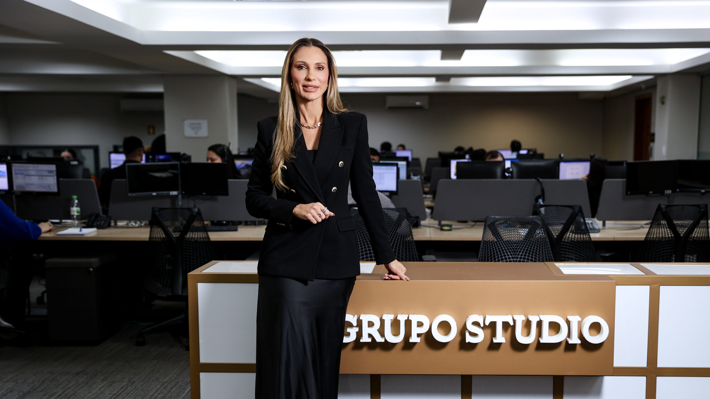 Na minha coluna desta semana no Jornal de Brasília, apresento o case do Grupo Studio, impulsionado pela visão estratégica da diretora Juliana Tescaro. Ela compartilha como a integração de serviços e uma mentalidade focada em visão sistêmica foram cruciais para transformar complexidade em oportunidade. A análise também aborda um movimento fundamental no mercado: o avanço da liderança feminina em setores técnicos. Juliana acredita que a cooperação e a inteligência coletiva, valores frequentemente associados à gestão feminina, são o novo motor da competitividade. Um insight poderoso para líderes que buscam crescer mesmo sob pressão.