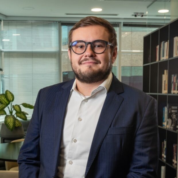 Em tempos de juros altos, a Rio Bravo Investimentos, sob o comando do CEO Paulo Bilyk, mostra como a visão estratégica transforma desafios em oportunidades. Saiba como a gestora alcançou R$ 253 milhões em vendas de ativos, gerando lucro e liquidez com movimentos precisos no mercado imobiliário. Uma lição de mentes brilhantes que constroem riqueza com disciplina e inteligência.