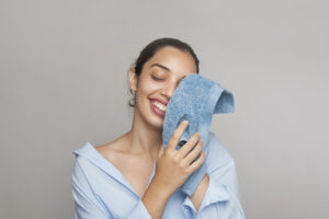 mulher feliz limpando o rosto pela manha