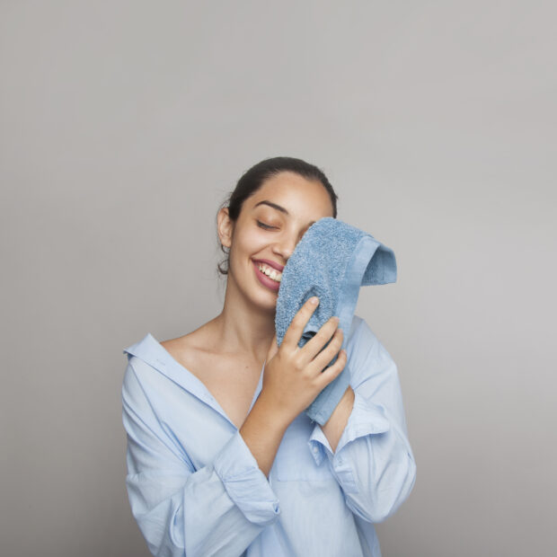 mulher feliz limpando o rosto pela manha