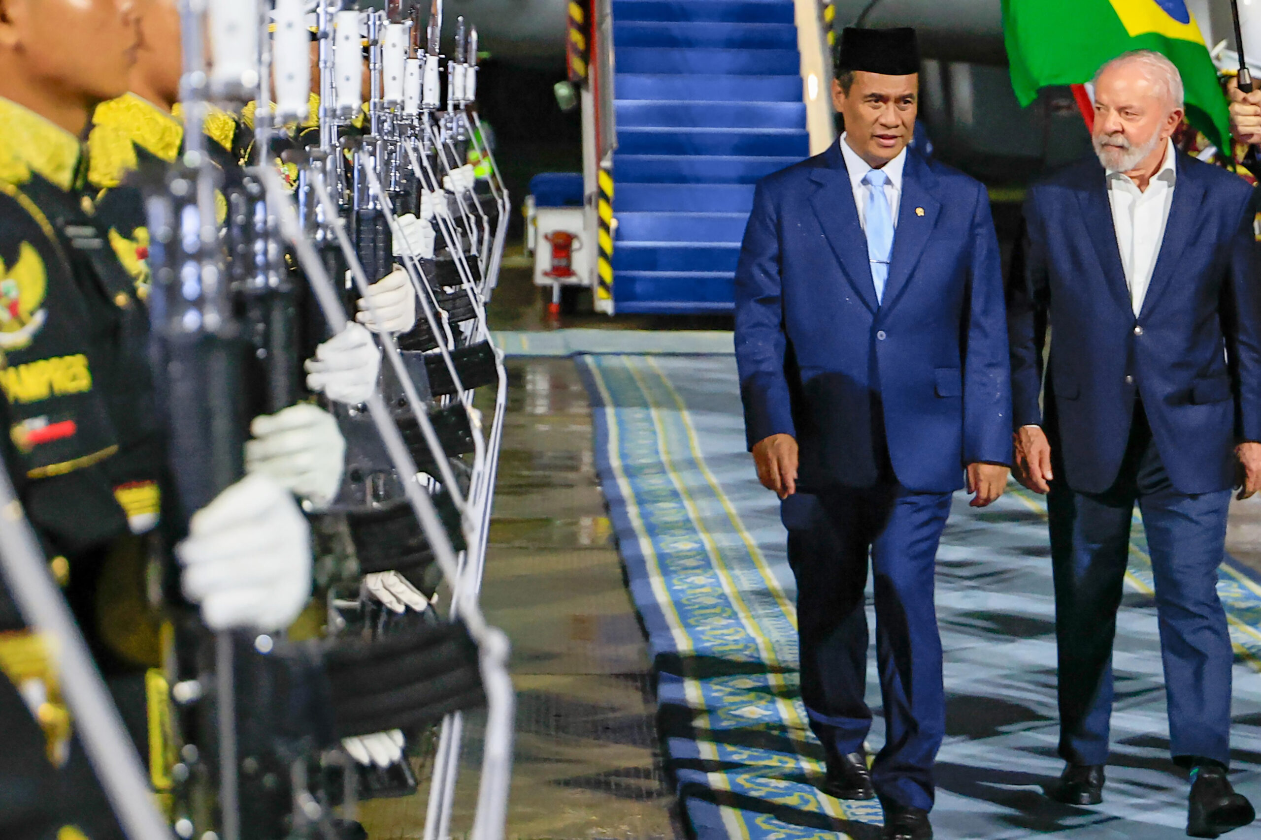 pr lula durante chegada a jacarta