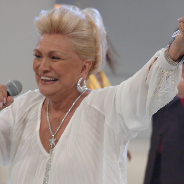 Descubra como o legado de Hebe Camargo é celebrado em uma ação inédita que une moda circular e solidariedade, com peças de seu acervo pessoal à venda no Peça Rara de Hebe Camargo