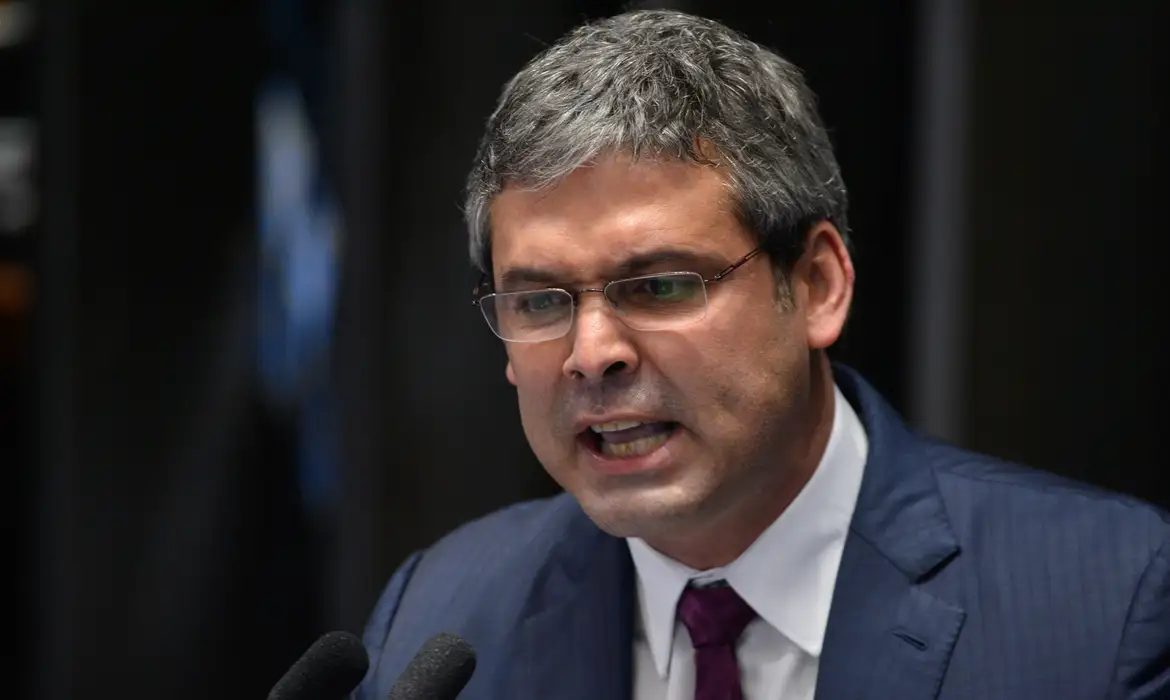 Líder do PT recorre para levar a plenário arquivamento de cassação de Eduardo Bolsonaro