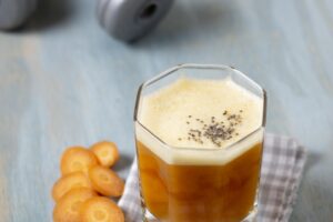 arranjo de cenoura e bebida em angulo alto