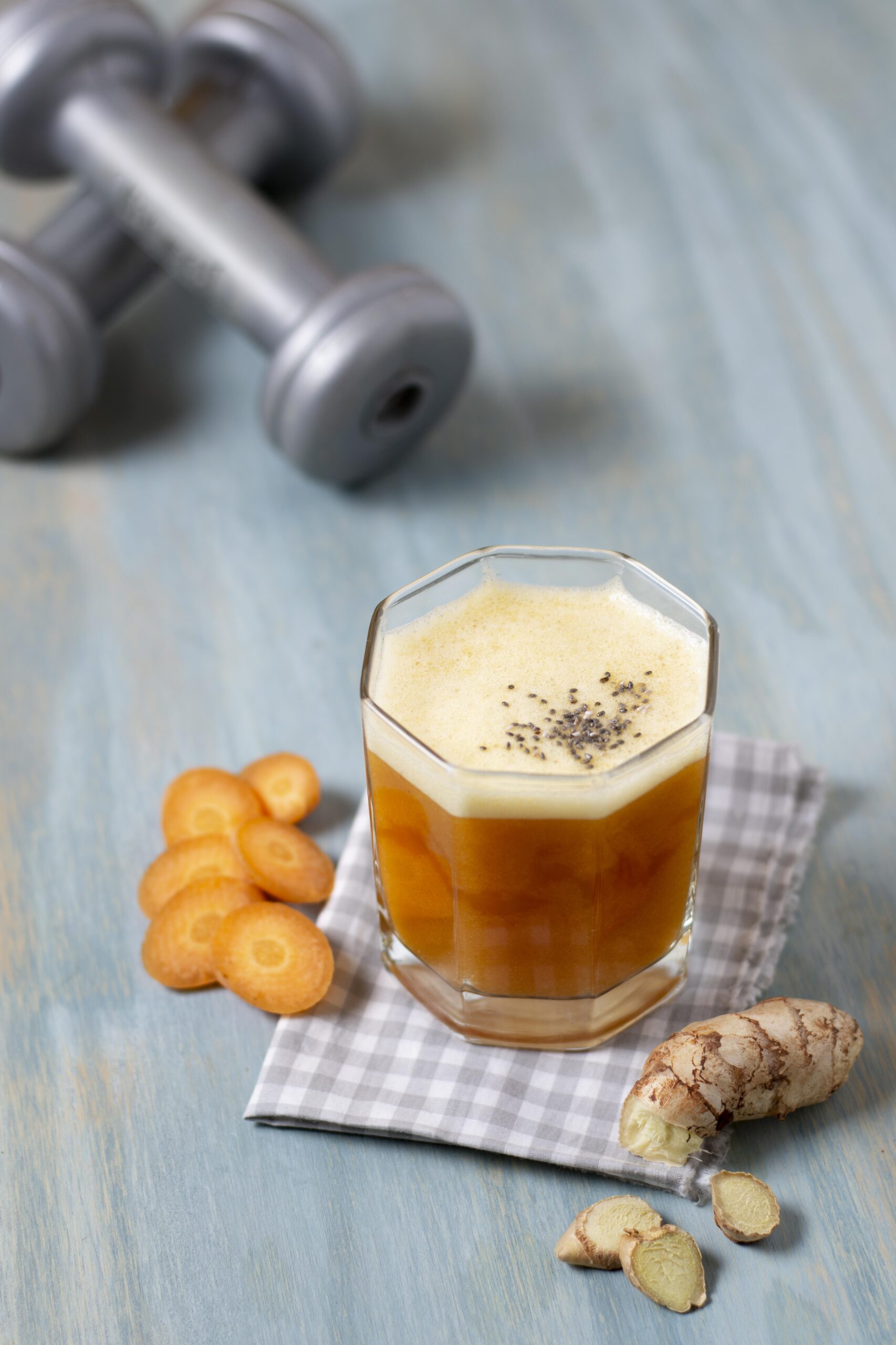 arranjo de cenoura e bebida em angulo alto