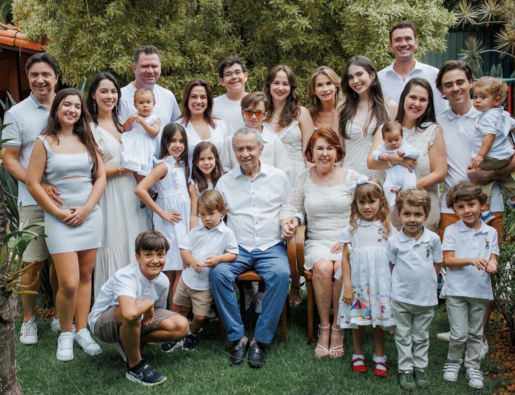 Álvaro entre a esposa Mariza, os filhos e netos em um dos encontros da família