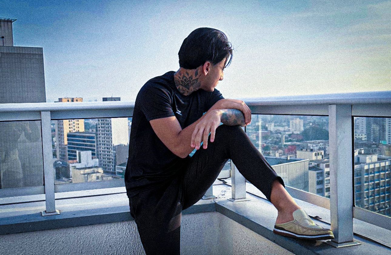 "Influenciador Byel revela como a estética digital virou identidade e comportamento entre jovens nas redes sociais: presença que une imagem e propósito."