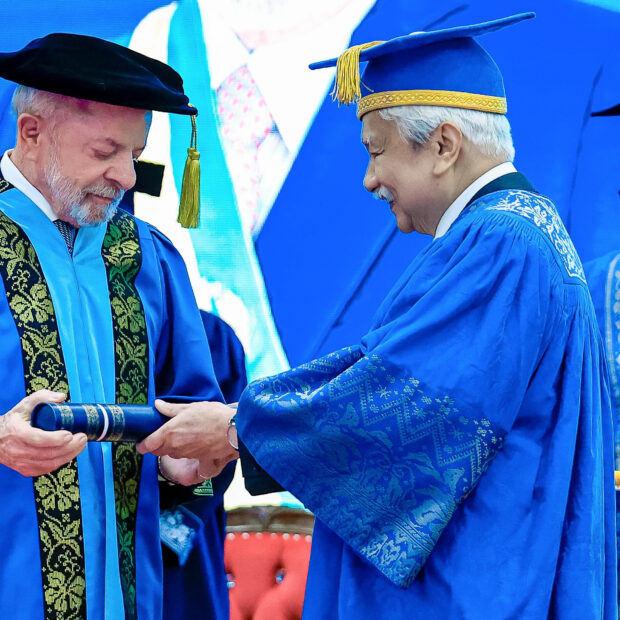 pr lula recebe título de doutor "honoris causa"