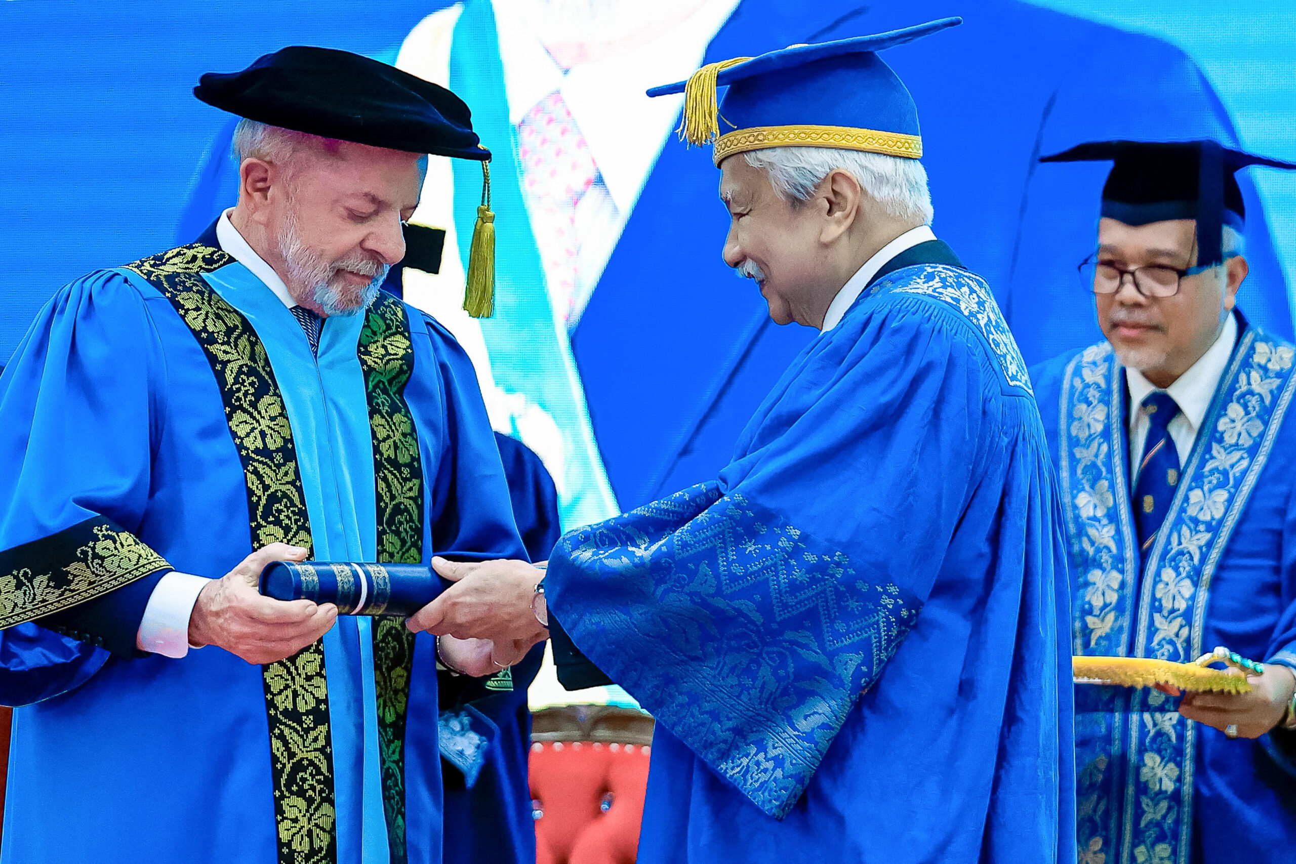 pr lula recebe título de doutor "honoris causa"