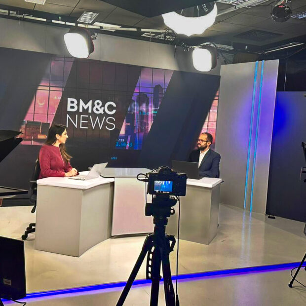 A BM&C News completa 5 anos e revoluciona o jornalismo econômico no Brasil. Entenda como o canal se tornou a voz do investidor e mudou o consumo de informação financeira.