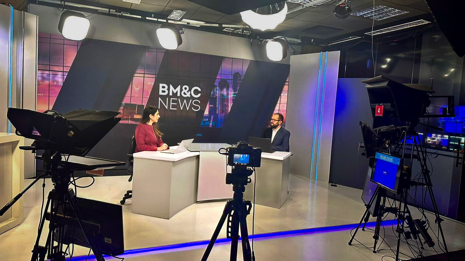 A BM&C News completa 5 anos e revoluciona o jornalismo econômico no Brasil. Entenda como o canal se tornou a voz do investidor e mudou o consumo de informação financeira.