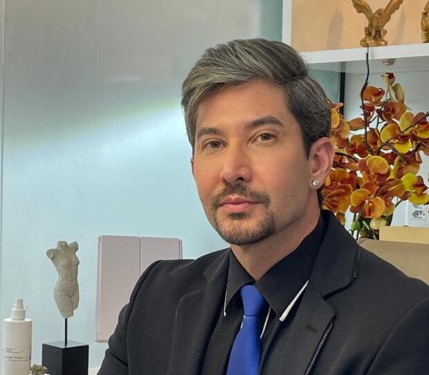 Após o emagrecimento, a flacidez se tornou um problema? Descubra como o preenchimento com PMMA restaura o contorno corporal e a autoestima. Dr. Rafael Almenara explica como o procedimento minimamente invasivo recupera o volume e combate a flacidez com resultados naturais e duradouros. Leia a matéria completa.