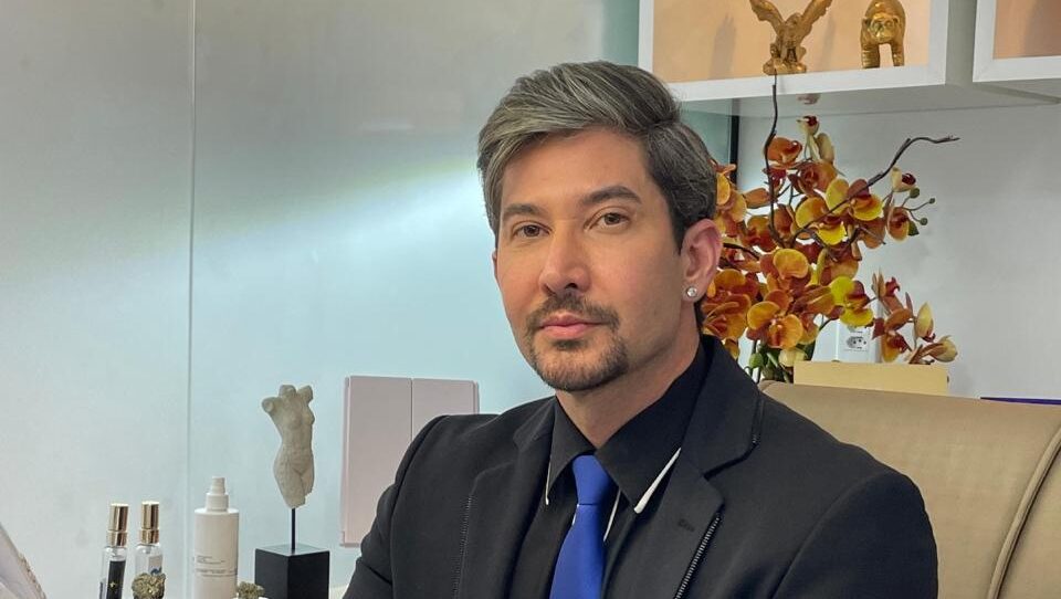 Após o emagrecimento, a flacidez se tornou um problema? Descubra como o preenchimento com PMMA restaura o contorno corporal e a autoestima. Dr. Rafael Almenara explica como o procedimento minimamente invasivo recupera o volume e combate a flacidez com resultados naturais e duradouros. Leia a matéria completa.