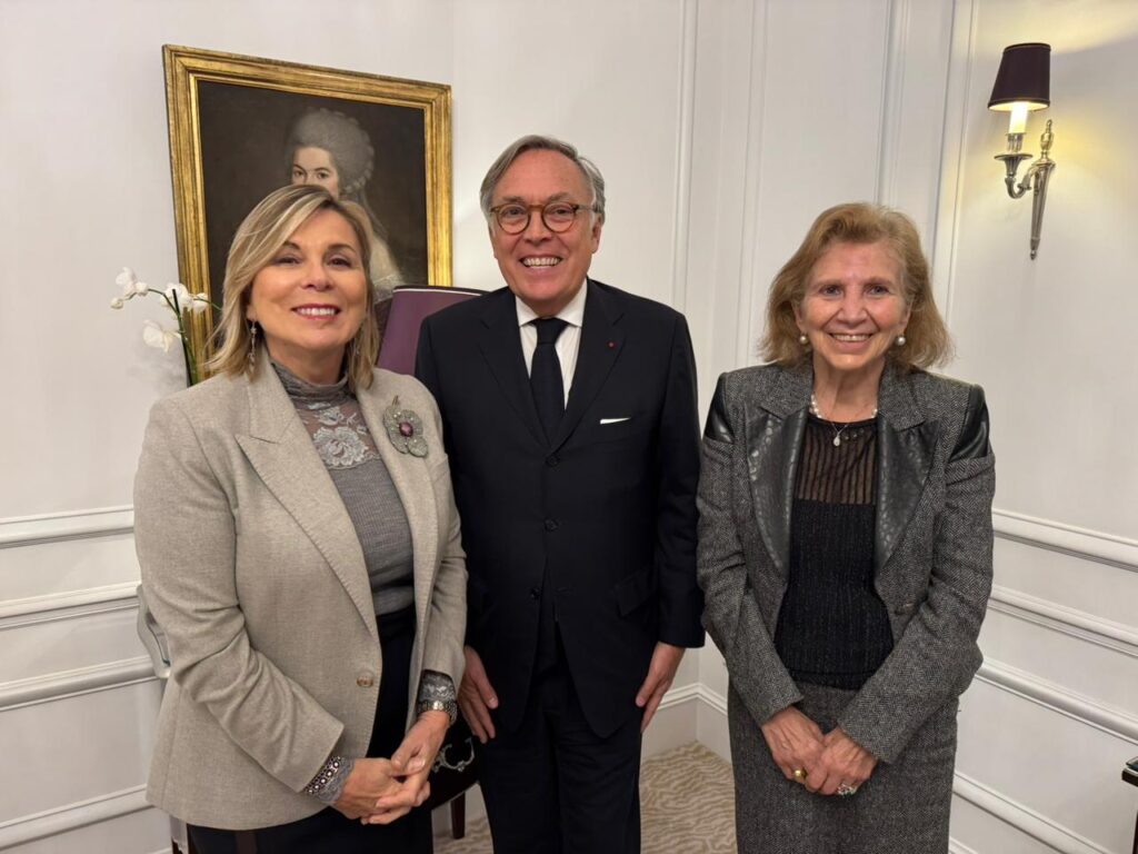 François Delahaye, diretor-geral do Hotel Plaza Athénée em Paris e diretor de Operações da Dorchester Collection, entre a diretora de comunicação do Plaza Athénée, Isabelle Maurin, e a responsável pela comunicação da Dorchester Collection no Brasil, Sônia Sahão