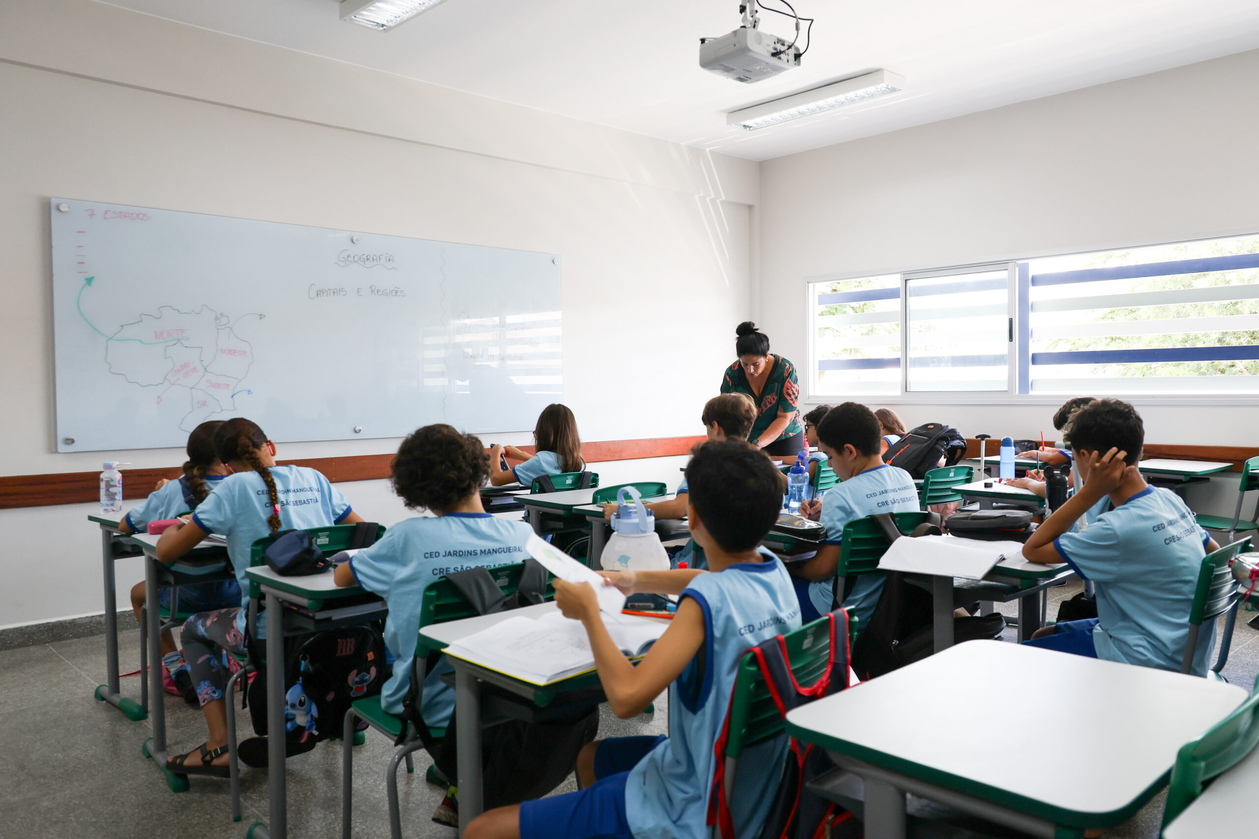 secretaria de educação institui programa escola para as adolescências