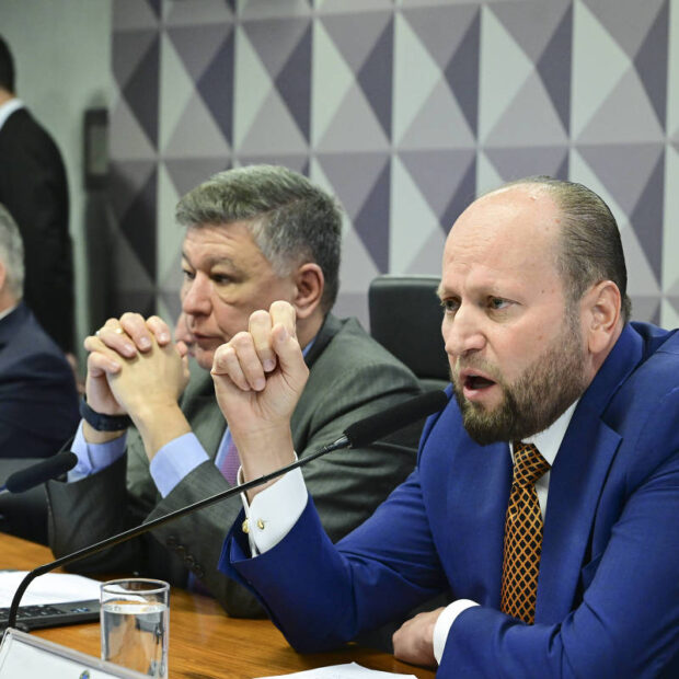 o advogado nelson wilians presta depoimento à cpi do inss sentado ao lado do presidente do colegiado, senador carlos viana (podemos mg)