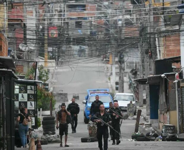 policiais durante operacao