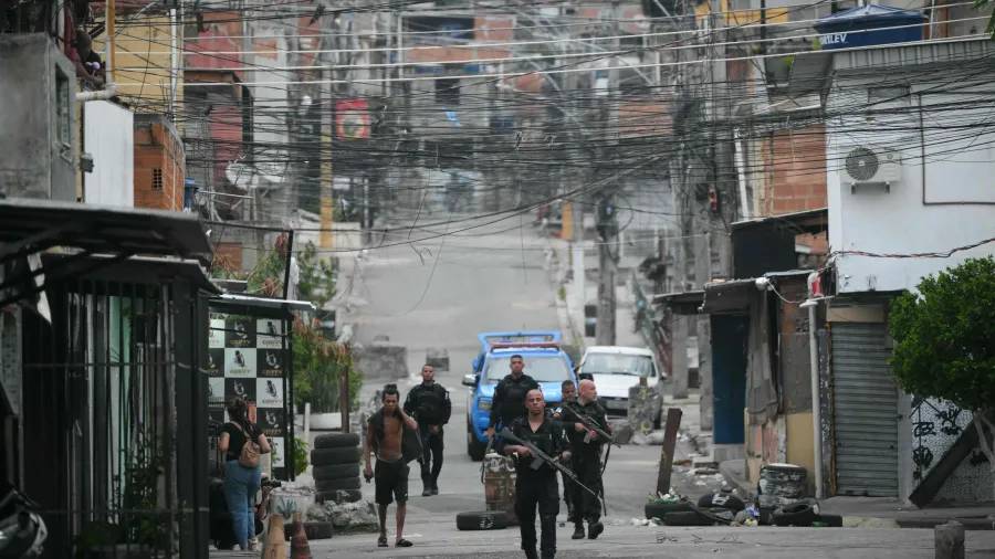 policiais durante operacao
