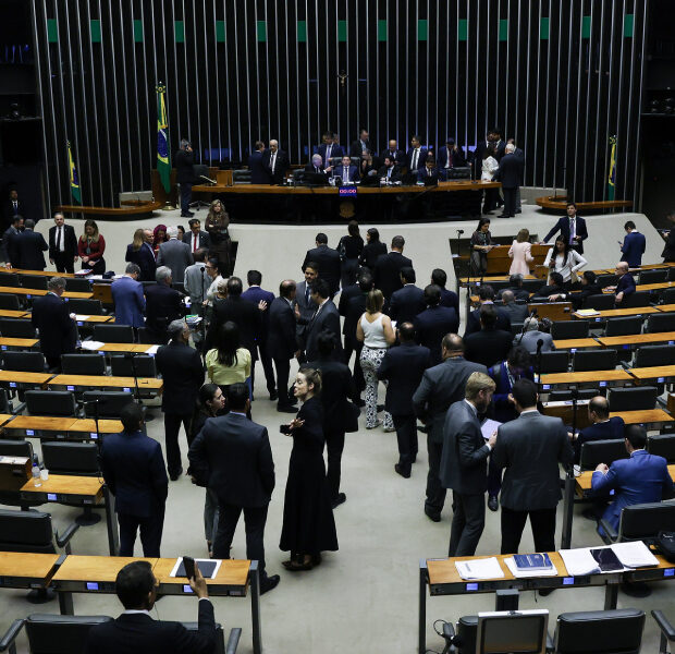 plenário da câmara durante sessão.